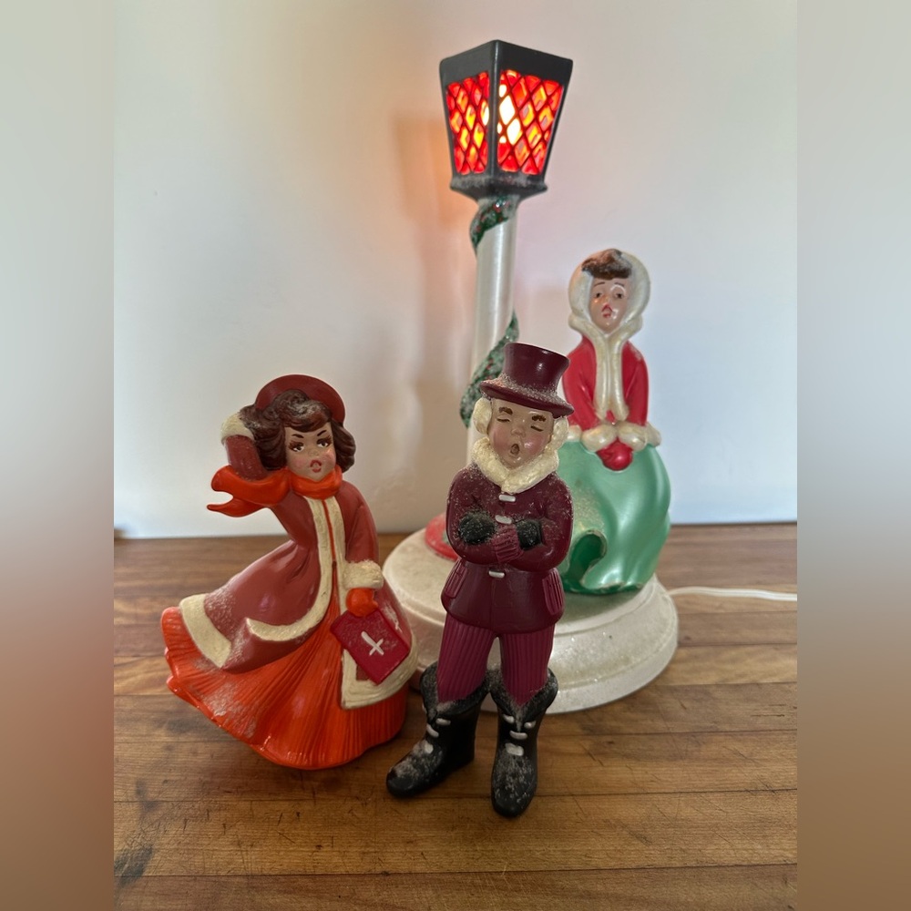Vintage Atlantic Mold Hand Painted Ceramic Carolers Lighted Lamp Post